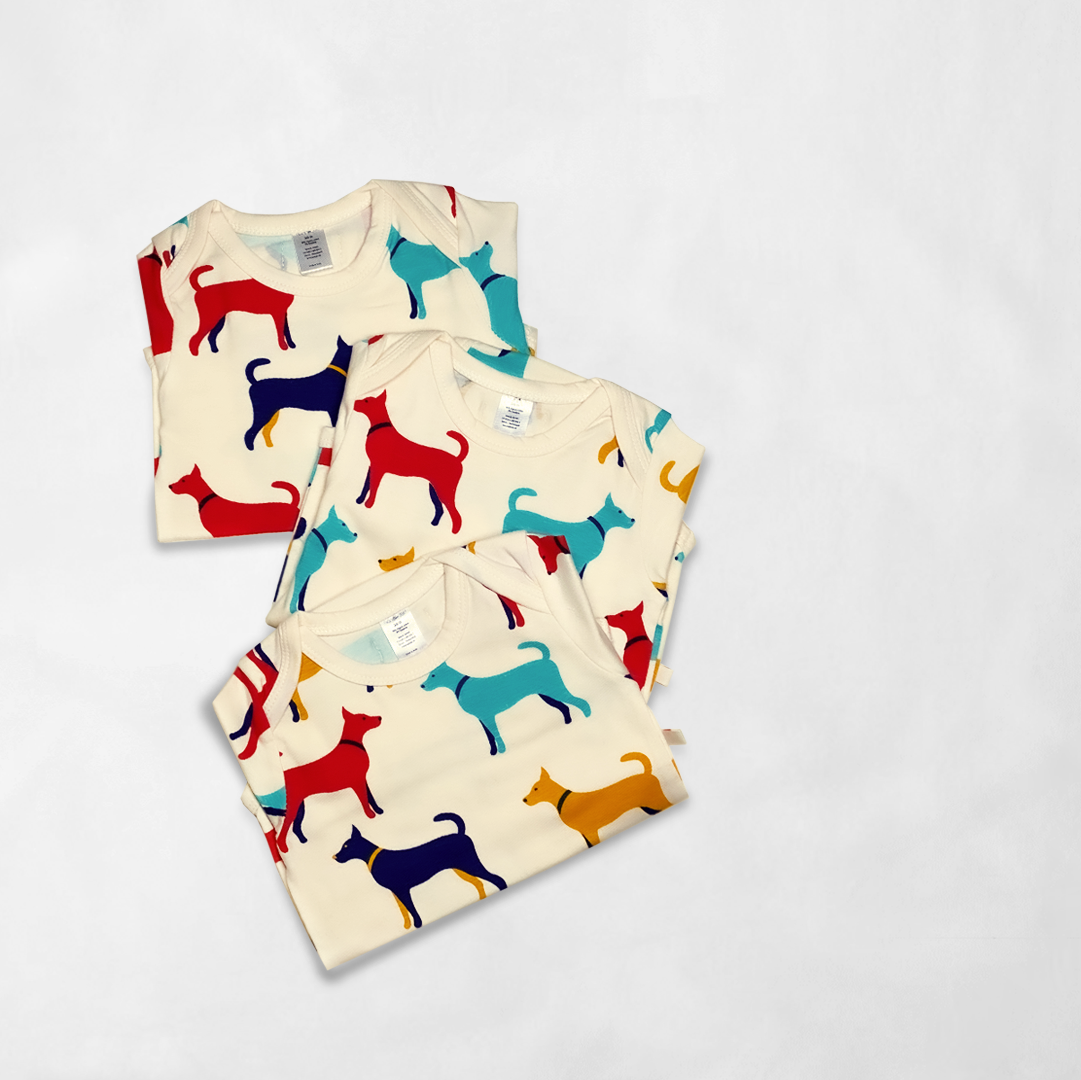 Drei gefaltete Shirts mit farbigen Print aus der DOGS-Kollektion