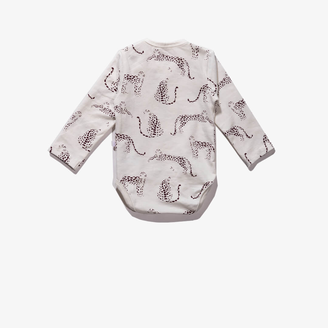 Vorderansicht des Bodys für Babys aus der Leopard Kollektion
