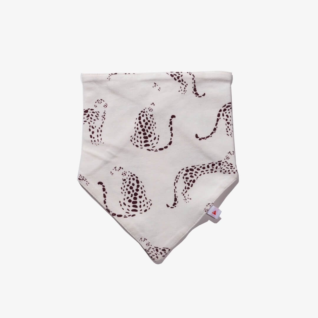 Detailansicht des Baby-Halstuch aus der Leopard Kollektion