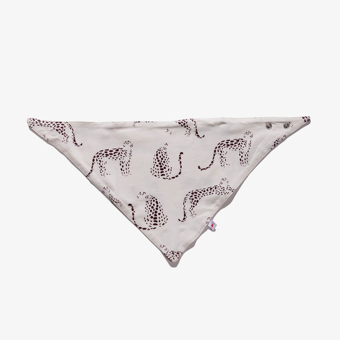 Detailansicht des Baby-Halstuch aus der Leopard Kollektion