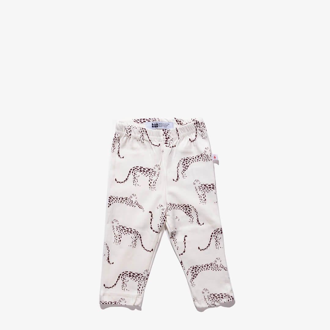Vorderansicht der Hose für Babys aus der Leopard Kollektion