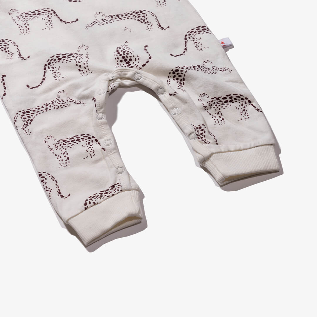 Vorderseite des Overalls für Babys aus der Leopard Kollektion