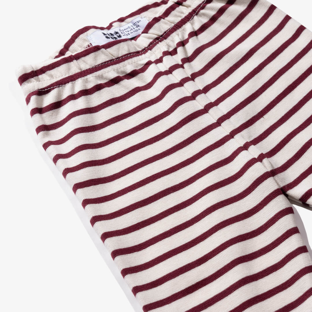 Vorderansicht der Hose für Babys aus der Retro Kollektion in Burgundrot