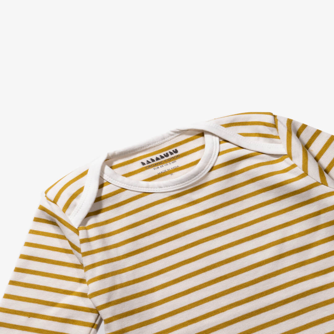 Vorderansicht des Bodys für Babys aus der Retro Kollektion in Senffarbe