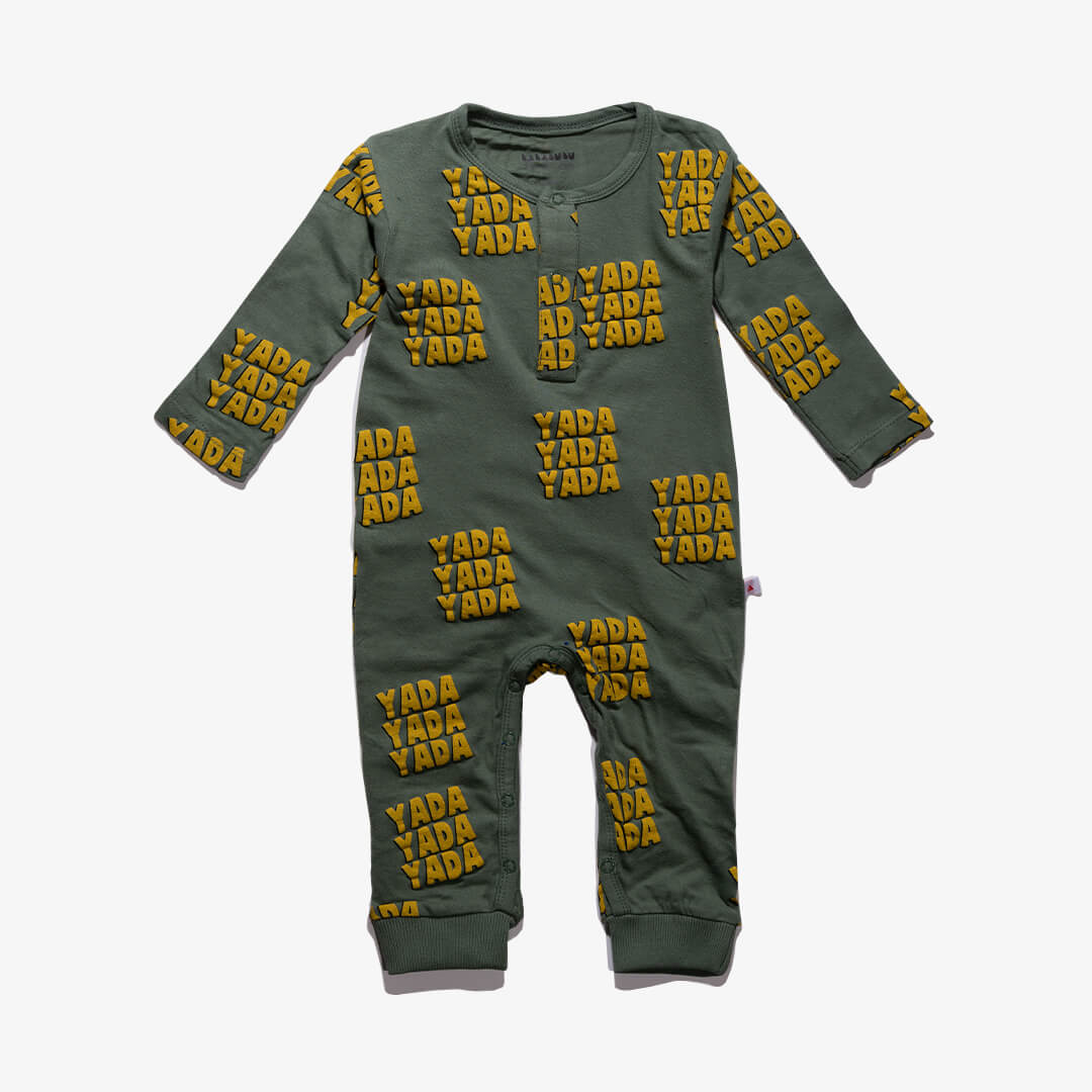 Vorderseite des Overalls für Babys aus der Yada Yada Kollektion