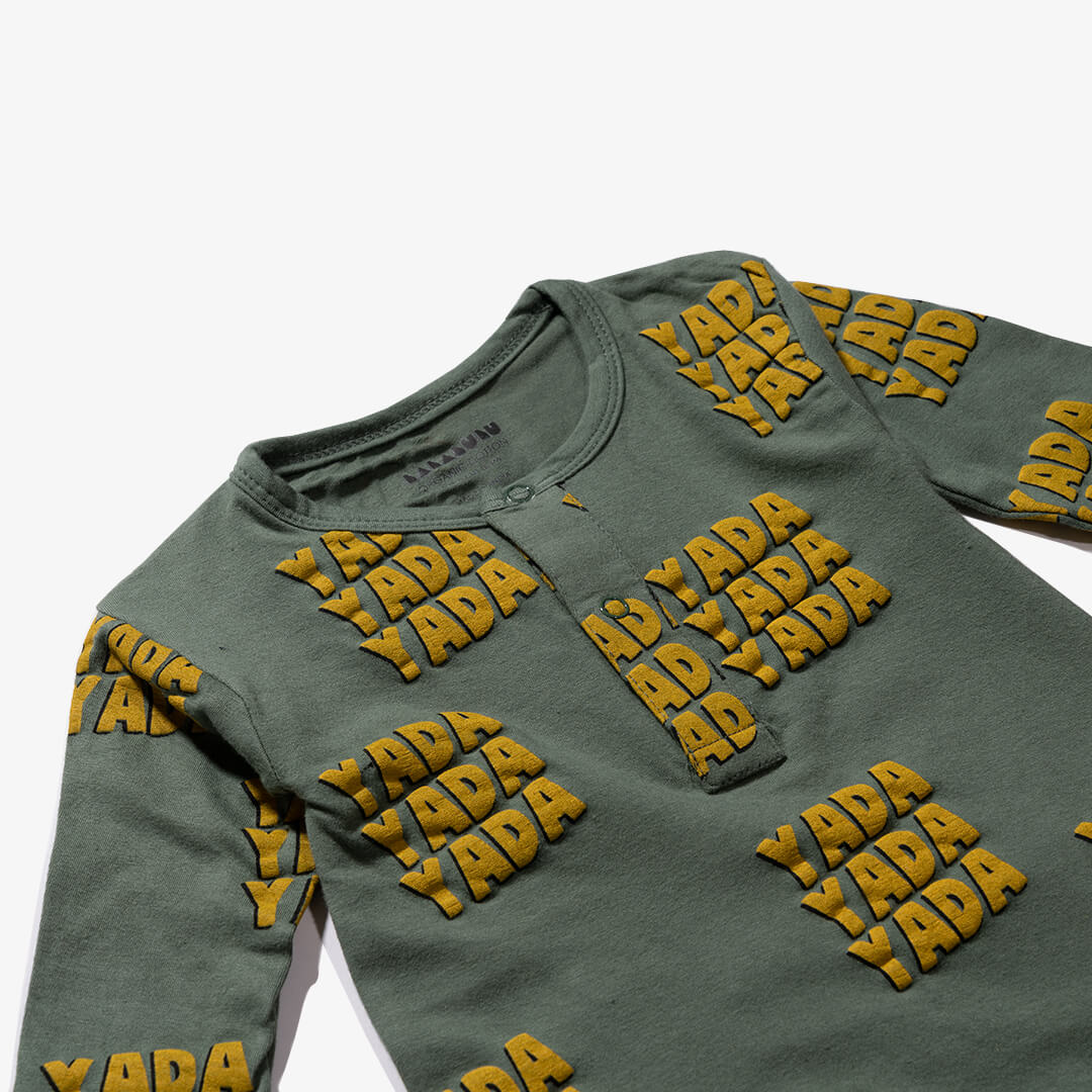 Vorderseite des Overalls für Babys aus der Yada Yada Kollektion