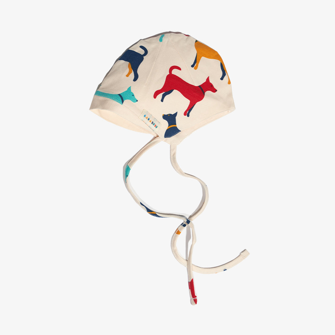 Seitenansicht mit Label der Mütze für Babys aus der DOGS Kollektion