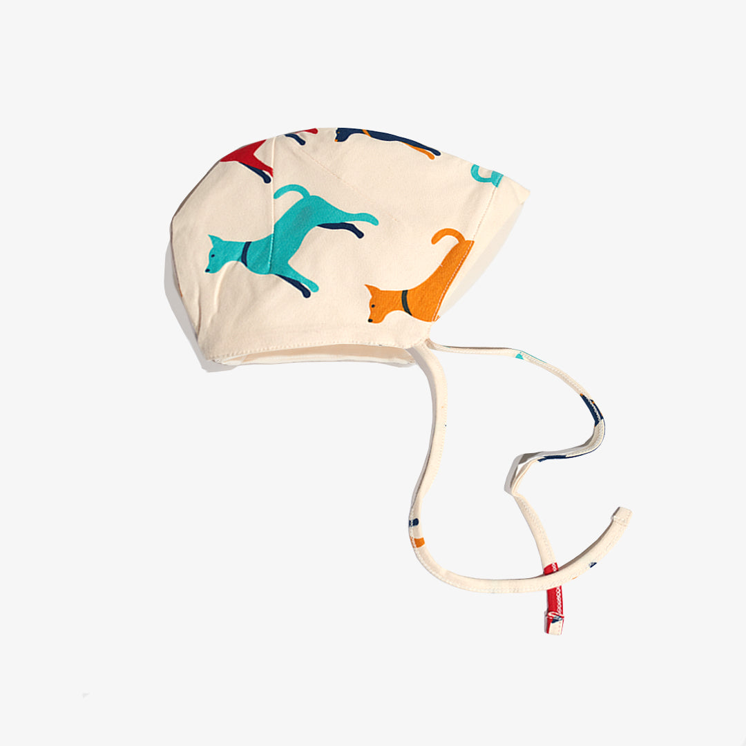 Seitenansicht mit Label der Mütze für Babys aus der DOGS Kollektion