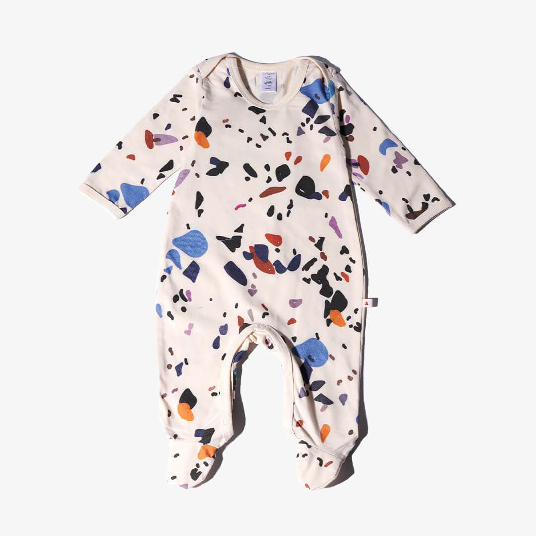 Vorderseite des Overalls für Babys aus der DOTS Kollektion