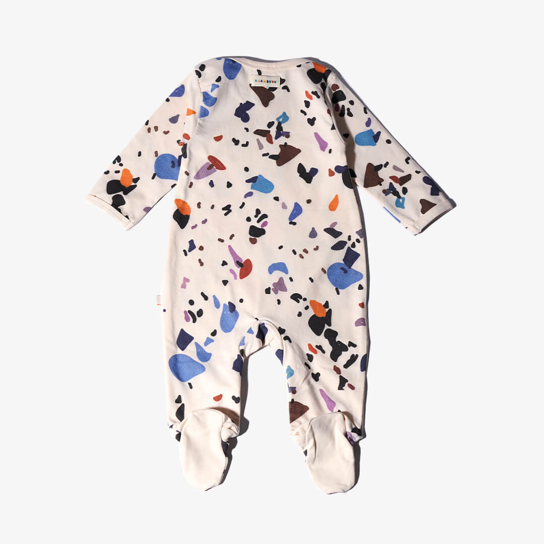Vorderseite des Overalls für Babys aus der DOTS Kollektion
